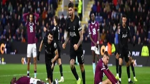 内马尔点球伊卡尔迪头球，巴黎圣日耳曼惊险逆转胜里昂